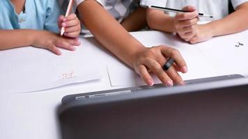 madre e hijas aprendieron a dibujar a través de la computadora portátil en la sala de estar. concepto de escuela en casa. clases en línea de jardín de infantes. video