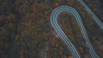 Vista aérea de la carretera de curvas en las montañas del sur de Polonia durante el otoño foto