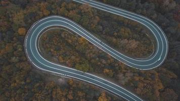 Vista aérea de la carretera de curvas en las montañas del sur de Polonia durante el otoño foto