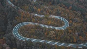 Vista aérea de la carretera de curvas en las montañas del sur de Polonia durante el otoño foto