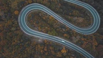 Vista aérea de la carretera de curvas en las montañas del sur de Polonia durante el otoño foto