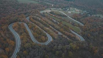 Vista aérea de la carretera de curvas en las montañas del sur de Polonia durante el otoño foto