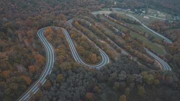 Vista aérea de la carretera de curvas en las montañas del sur de Polonia durante el otoño foto