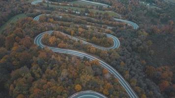 Vista aérea de la carretera de curvas en las montañas del sur de Polonia durante el otoño foto