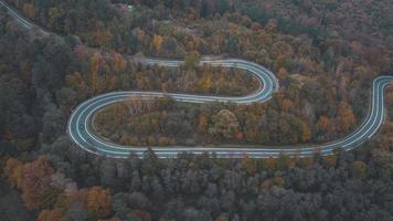 Vista aérea de la carretera de curvas en las montañas del sur de Polonia durante el otoño foto