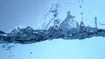 Spritzer auf der Wasseroberfläche in Zeitlupe, aufgenommen auf Phantom Flex 4k bei 1000 fps video