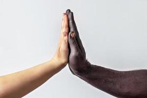 manos negras masculinas y blancas femeninas, palmas abiertas entre sí. un símbolo de la lucha por los derechos de los negros en Estados Unidos. el concepto de igualdad y la lucha contra el racismo foto