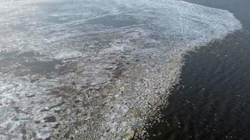 schwimmendes Eis auf einem Fluss Luftaufnahme video