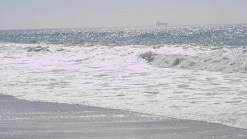 olas del mar entrando en la playa. video