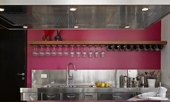 Detalle de una cocina moderna con gabinetes de acero