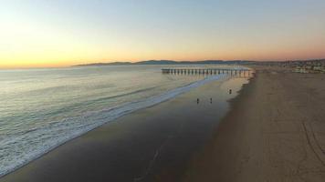 ripresa aerea di un litorale scenico della spiaggia al tramonto. video