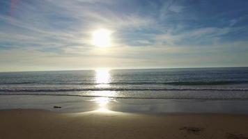 photo aérienne du soleil se couchant sur une plage et un horizon océanique. video