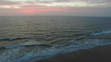 Toma aérea de olas rompiendo en la playa. video