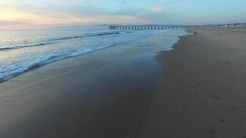 photo aérienne d'un rivage de plage pittoresque au coucher du soleil. video