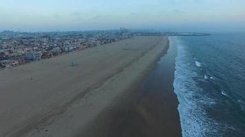 Toma aérea de olas rompiendo en la playa. video