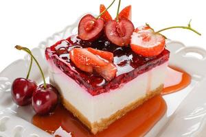 tarta de queso con frutos rojos, fresas frescas y tarta de queso cereza en la mesa.