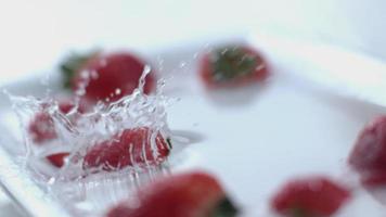 aardbeien spetteren in slow motion geschoten op phantom flex 4k met 1000 fps