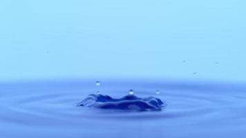 vattendroppe i slow motion-skott på fantom flex 4k vid 1000 fps video