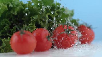 schizzi d'acqua su lattuga e pomodori girati su phantom flex 4k a 1000 fps video