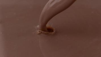 chocolademelk gieten en spetteren in slow motion geschoten op phantom flex 4k met 1000 fps video