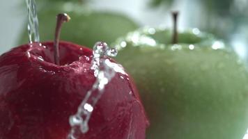 agua salpicando manzanas en cámara lenta filmada en phantom flex 4k a 1000 fps