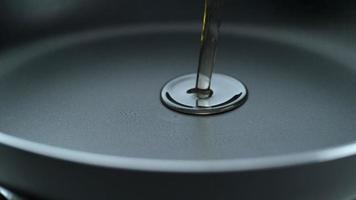 verser de l'huile dans une poêle à frire, prise de vue au ralenti sur un flex fantôme 4k à 1000 fps