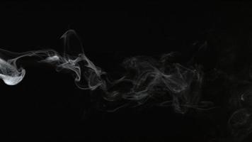 rök på svart bakgrund i slow motion skott på fantom flex 4k vid 1000 fps video