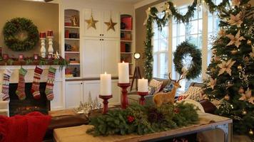 Disparo interior de casa decorada para Navidad video
