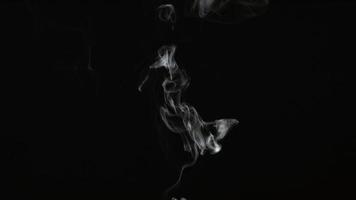rök på svart bakgrund i slow motion skott på fantom flex 4k vid 1000 fps