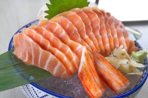 rebanada de salmón o sashimi de salmón al estilo japonés fresco, servir en hielo con wasabi fresco foto