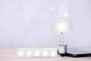 Bombilla de ahorro de energía en la mesa y el concepto de crecimiento empresarial y la innovación de nuevas ideas
