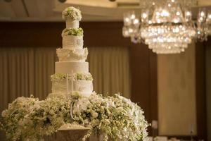 pastel de boda blanco con flor foto