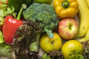 Verduras y frutas en la mesa de madera, concepto de comida sana