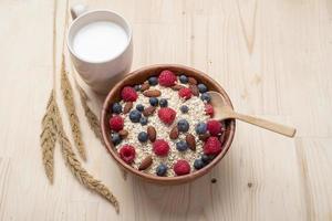 Ingredientes saludables para el desayuno en la mesa de madera, concepto de comida sana
