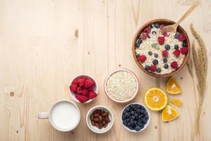 Ingredientes saludables para el desayuno en la mesa de madera, concepto de comida sana foto