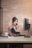 hermosa mujer está trabajando en la oficina en casa foto