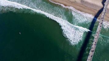 foto aérea da praia e do oceano. video