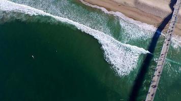 Luftaufnahme von Surfern, die aus Protest auf dem Ozean paddeln.