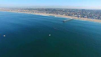 Toma aérea de surfistas remando para protestar en el océano. video