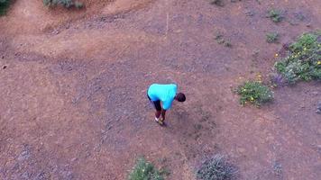 luchtfoto van een jonge man trail loopt op een schilderachtige wandelroute. video