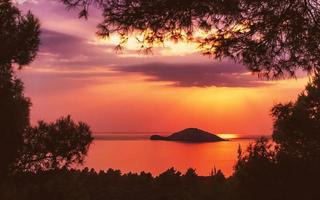 Isla Kelyfos entre Sithonia y Kassandra cerca de Neos Marmaras, Grecia foto