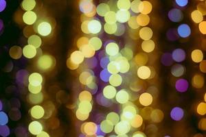 Adornos navideños sobre fondo bokeh con luces fuera de foco foto