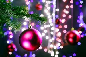 Adornos navideños sobre fondo bokeh con luces fuera de foco