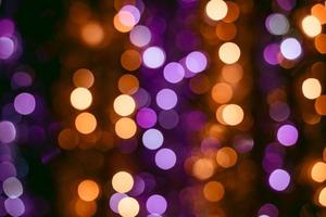 Adornos navideños sobre fondo bokeh con luces fuera de foco foto