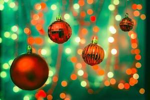 Adornos navideños sobre fondo bokeh con luces fuera de foco