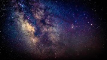 centro de la galaxia de la vía láctea en el oscuro cielo nocturno foto