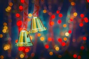 Adornos navideños sobre fondo bokeh con luces fuera de foco foto