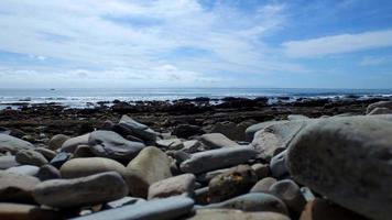 uma costa cênica de praia rochosa.