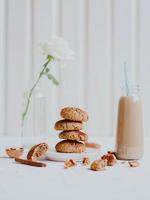galletas de avena caseras saludables con nueces. concepto de comida vegana saludable.