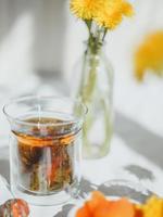 té floral de punto bienestar de loto blanco foto